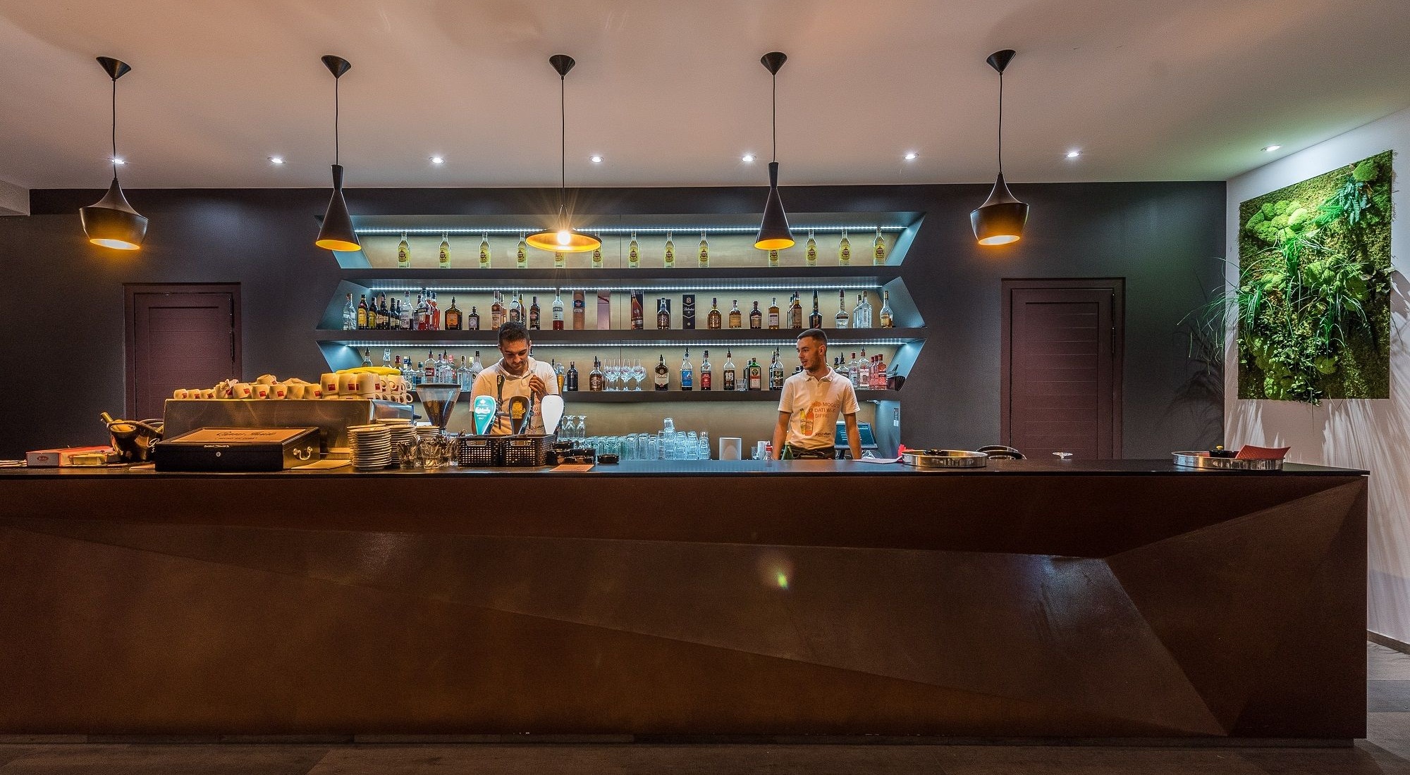 Cuisine & Lounge bar